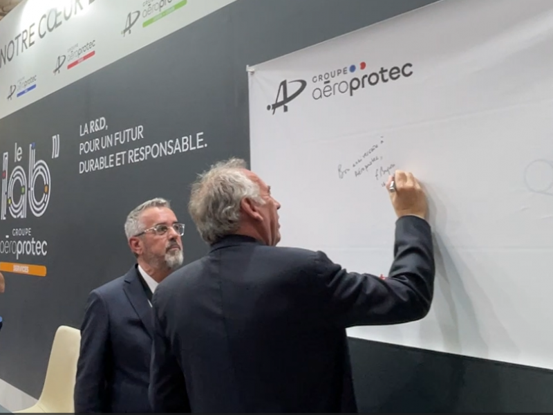 Le Premier Ministre François BAYROU en visite sur le stand Aéroprotec au salon du Bourget 2025